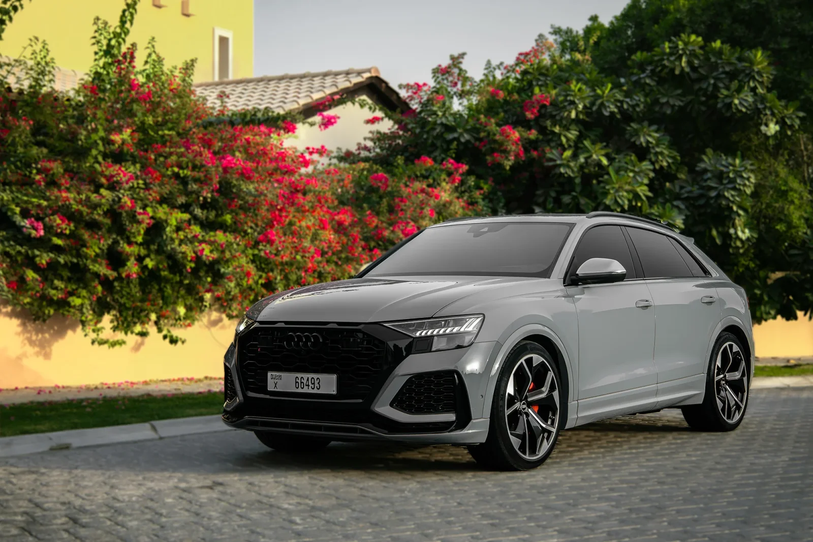 Miete Audi RS Q8  Grau 2023 in der Abu Dhabi - 14 