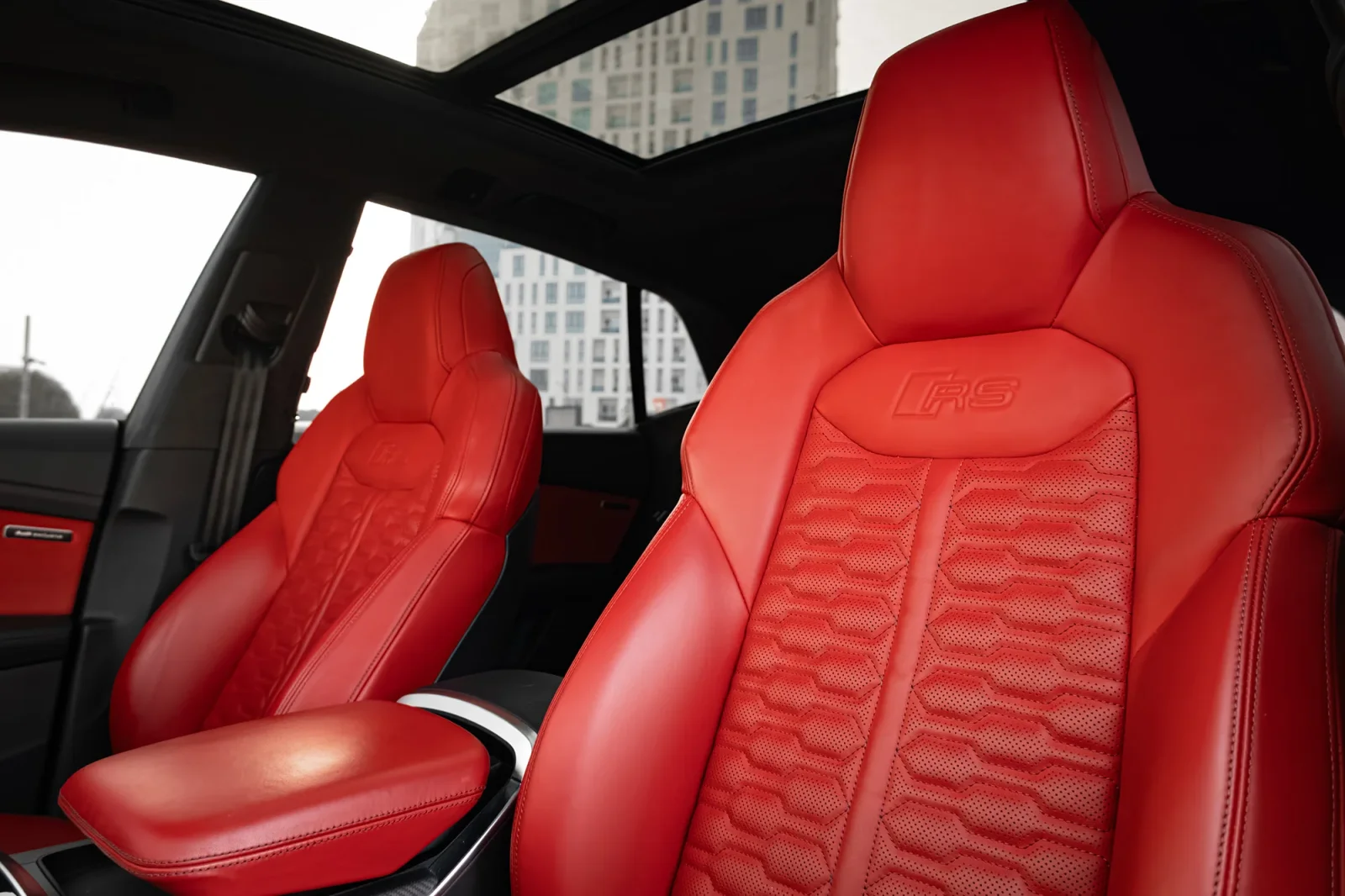 Miete Audi RS Q8  Grau 2023 in der Abu Dhabi - 6 