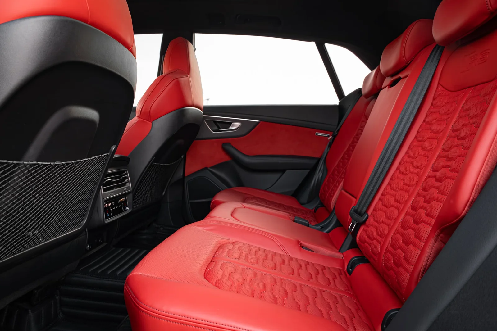 Miete Audi RS Q8  Grau 2023 in der Abu Dhabi - 7 