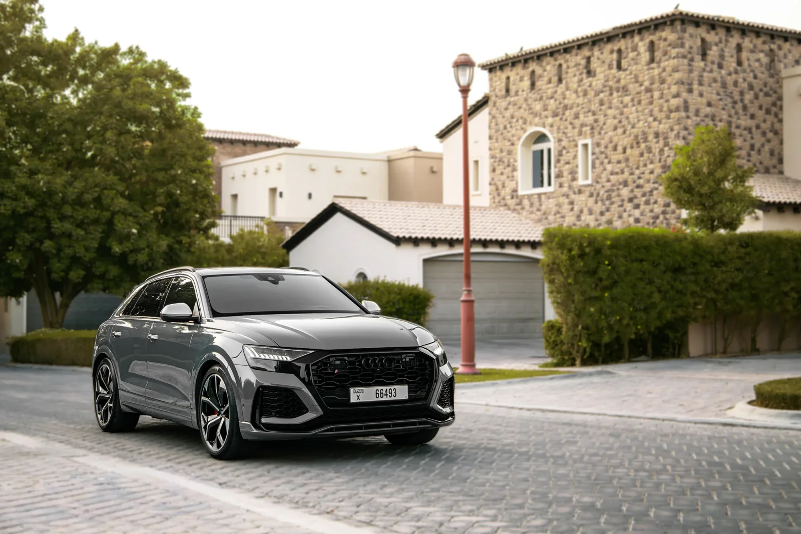 Miete Audi RS Q8  Grau 2023 in der Abu Dhabi - 2 