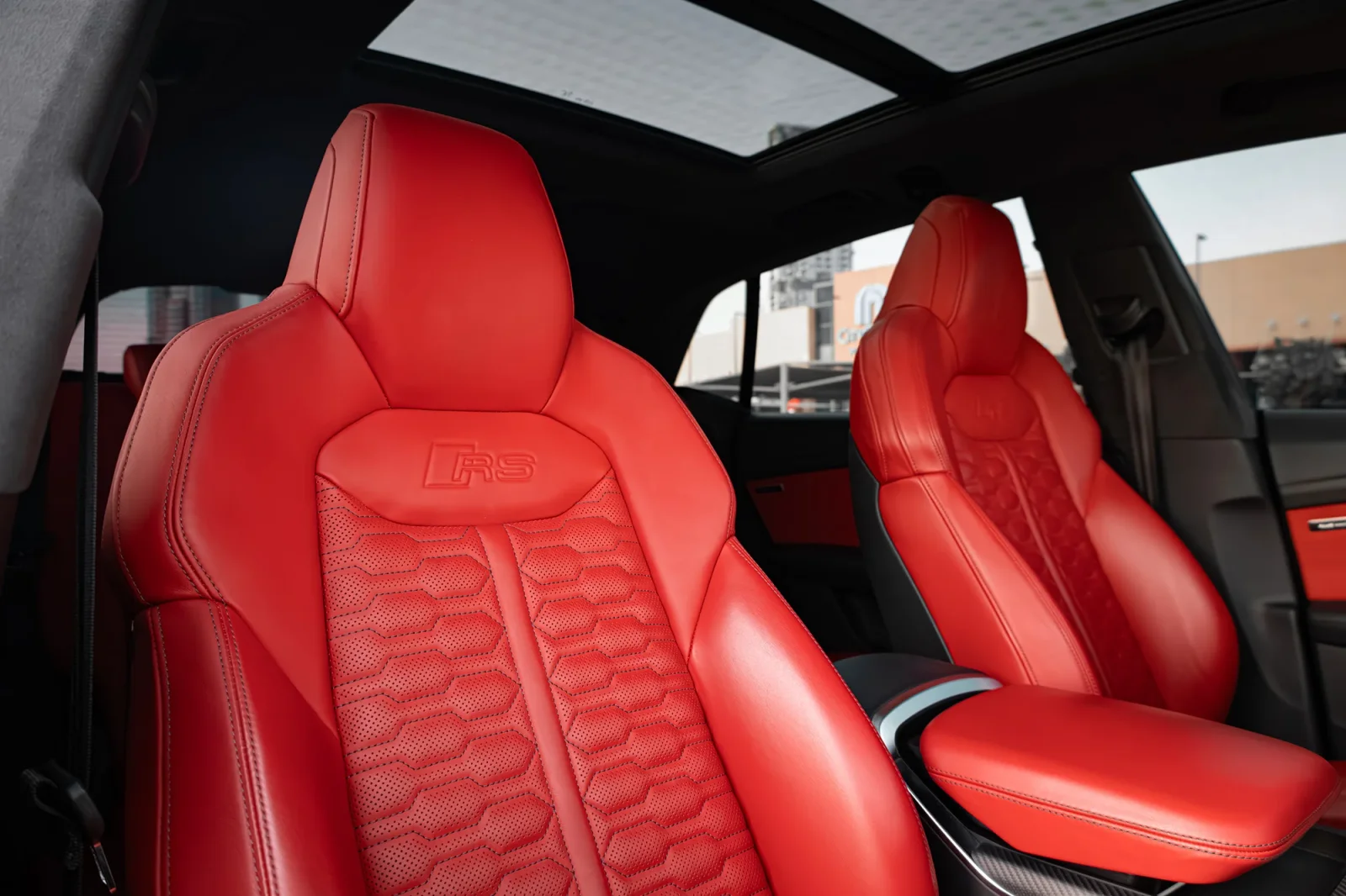 Miete Audi RS Q8  Grau 2023 in der Abu Dhabi - 5 