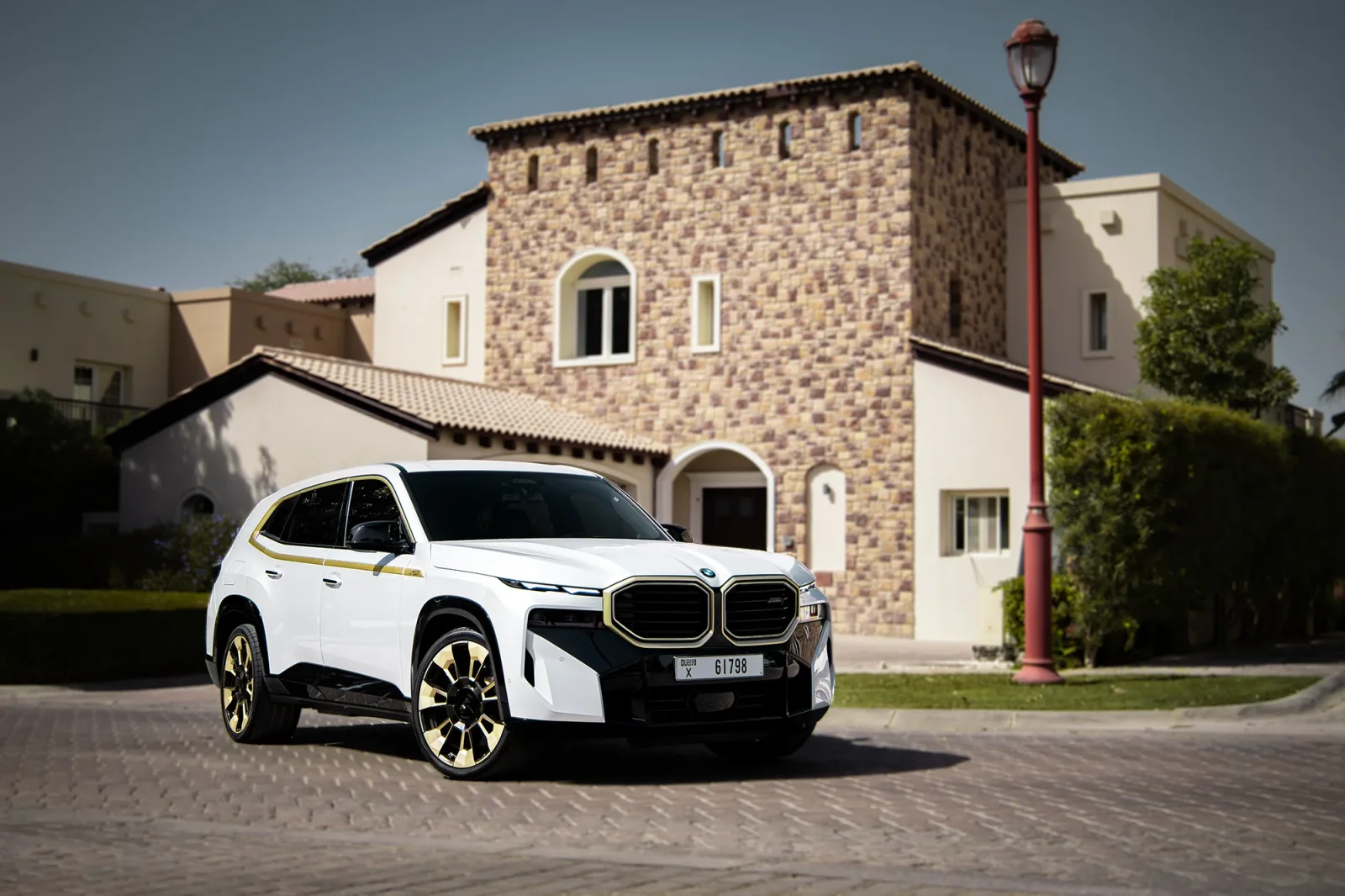 Alquiler BMW XM  Blanco 2023 en Abu Dabi