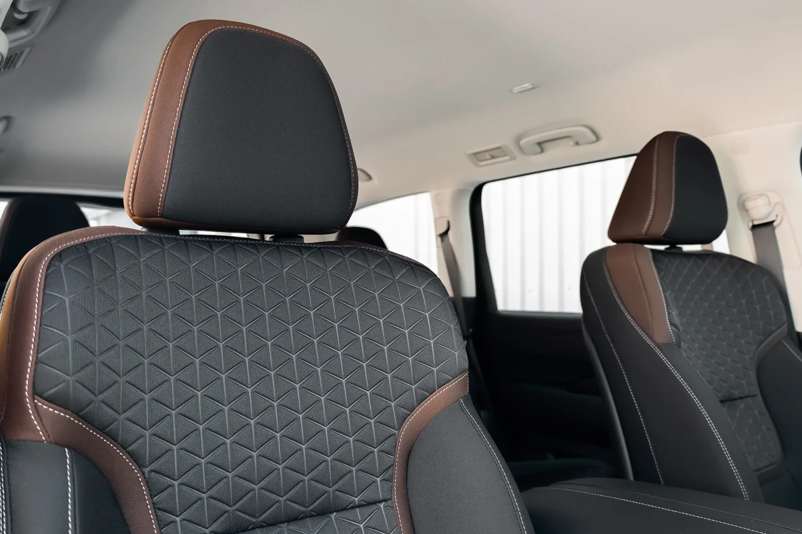 Kiralık Nissan Patrol  Siyah 2025 içinde Abu Dhabi - 5 