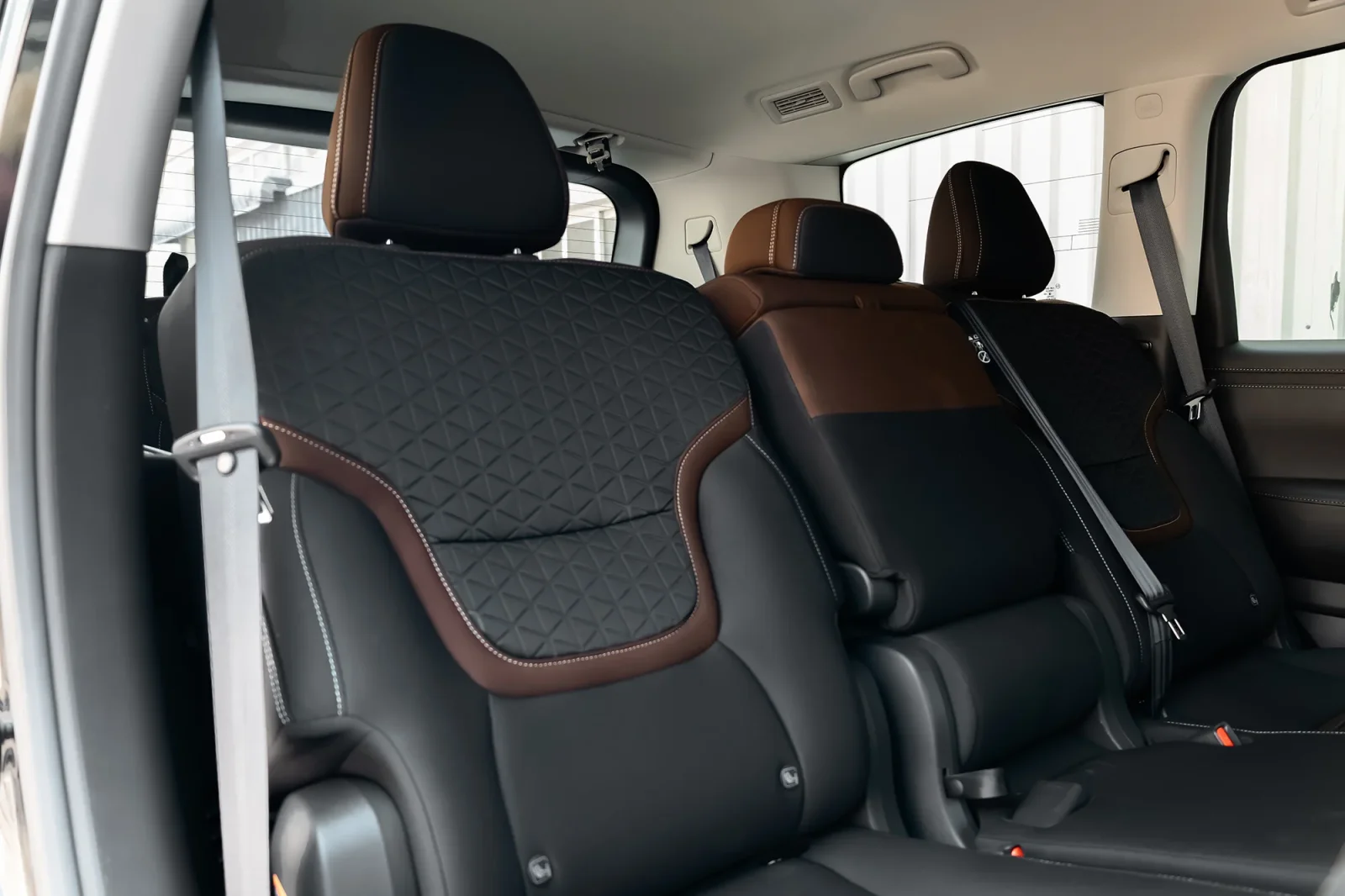 Kiralık Nissan Patrol  Siyah 2025 içinde Abu Dhabi - 7 