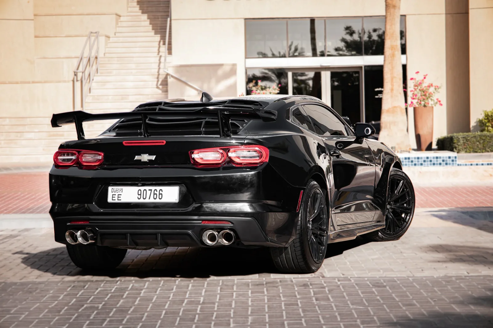 Huren Chevrolet Camaro  Zwart 2023 in Abu Dhabi - 7 