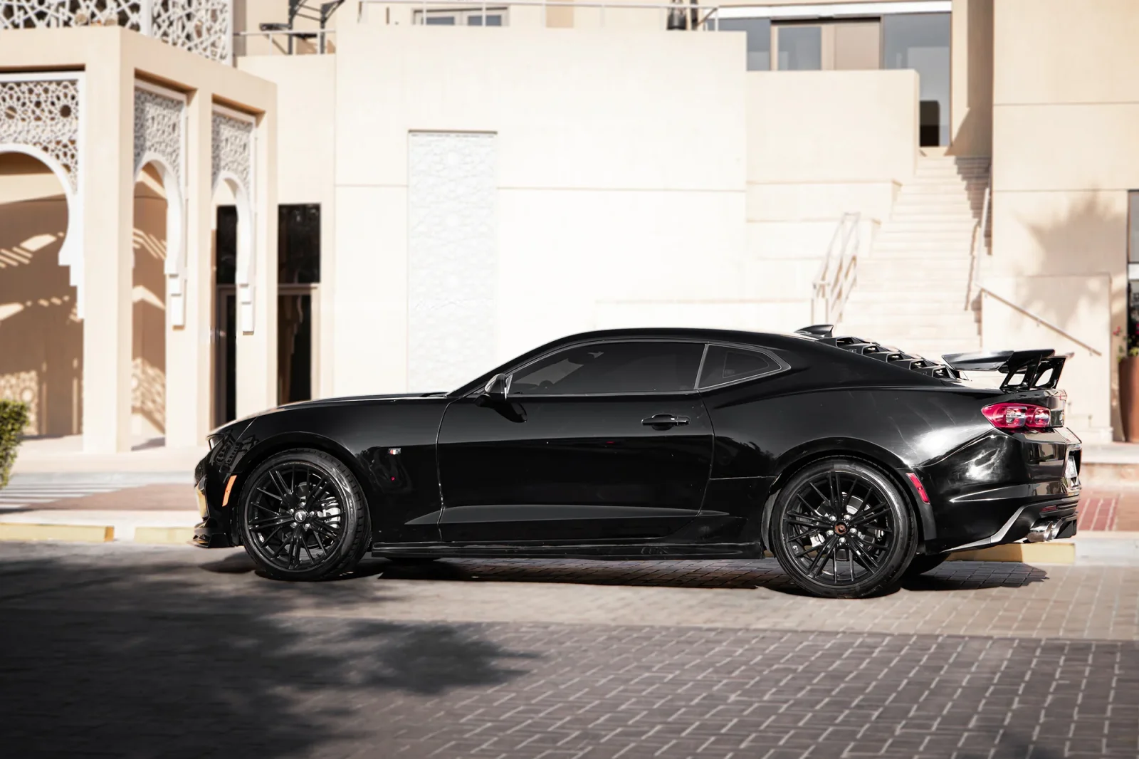 Huren Chevrolet Camaro  Zwart 2023 in Abu Dhabi - 9 