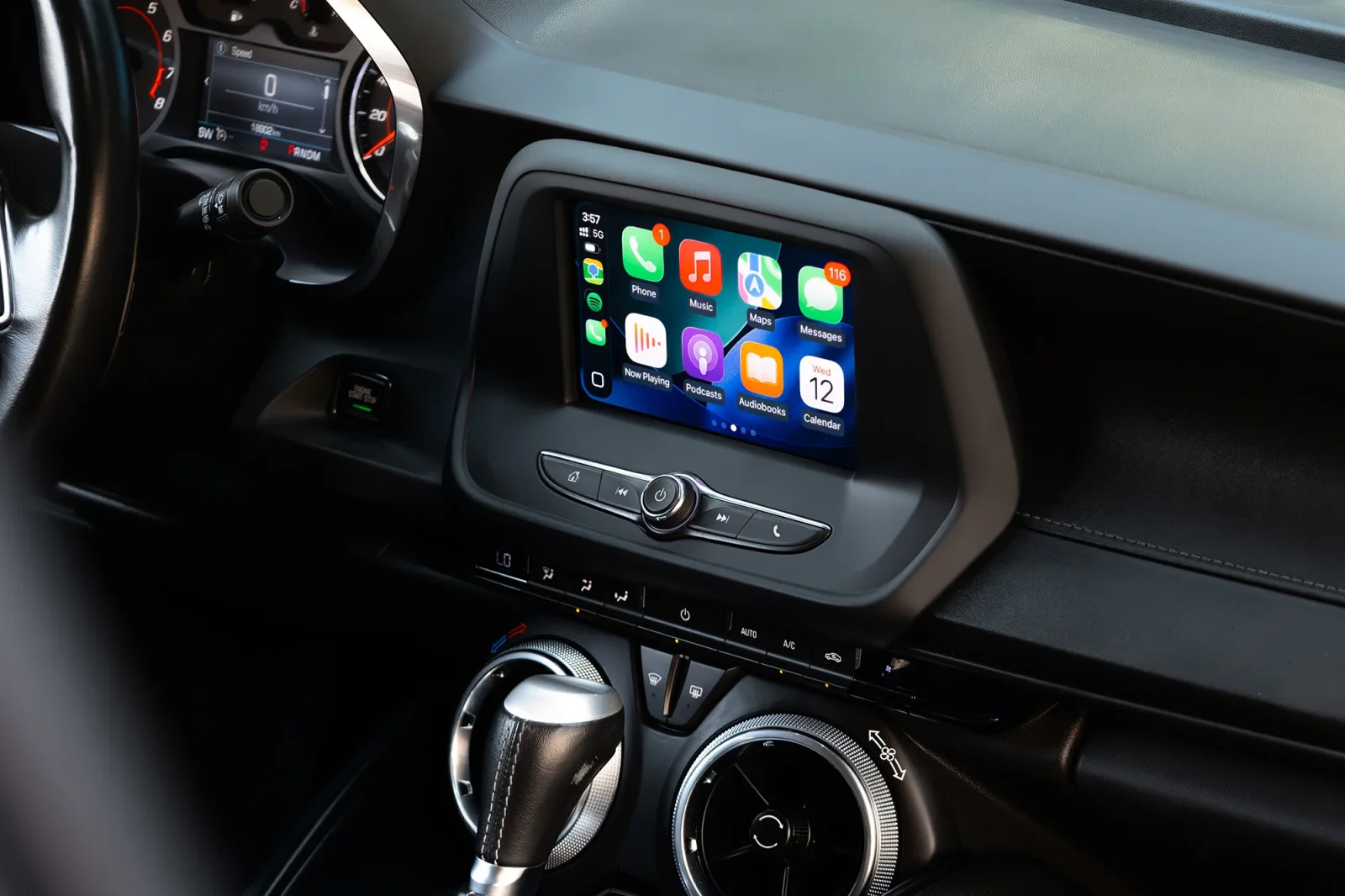 Huren Chevrolet Camaro  Zwart 2023 in Abu Dhabi - 5 