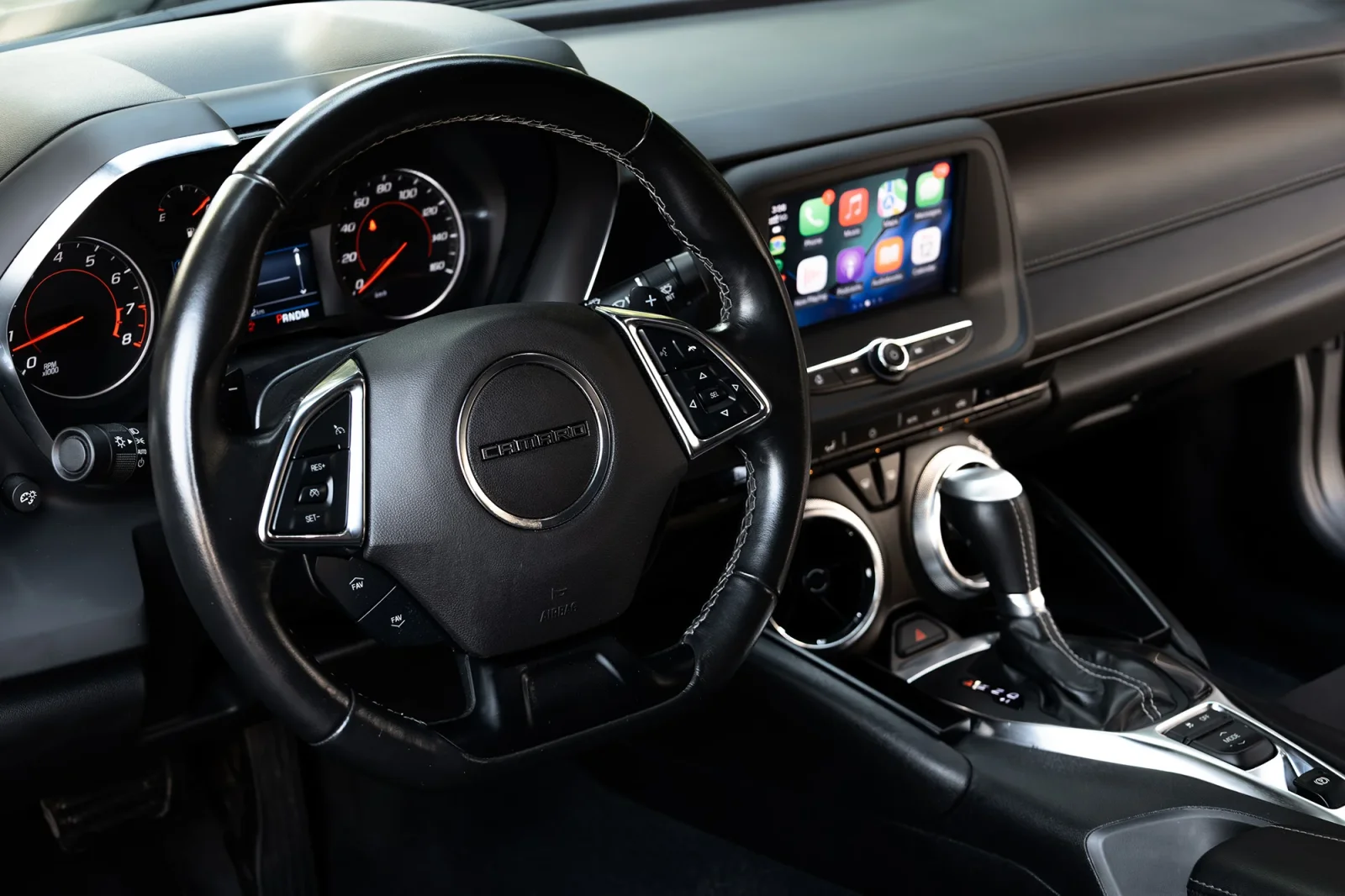 Kiralık Chevrolet Camaro  Siyah 2023 içinde Abu Dhabi - 3 