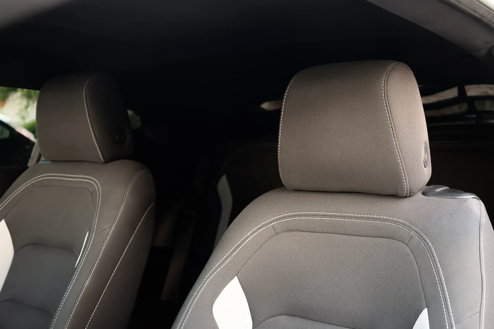 Huren Chevrolet Camaro  Zwart 2023 in Abu Dhabi - 3 