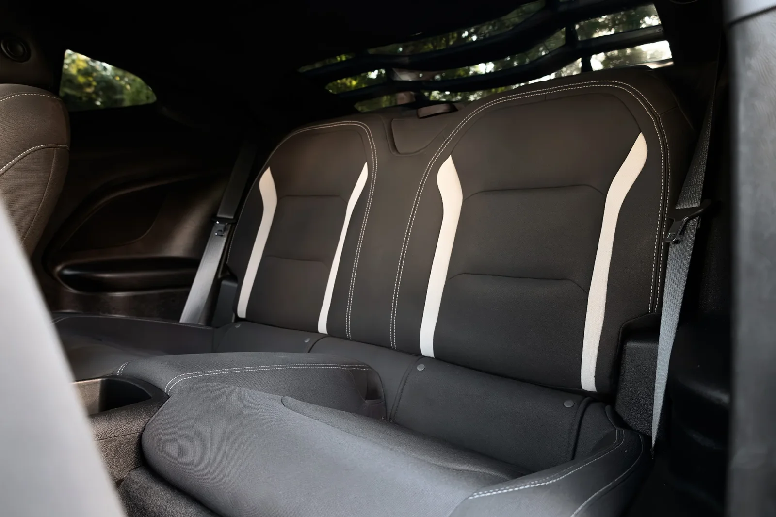 Huren Chevrolet Camaro  Zwart 2023 in Abu Dhabi - 6 