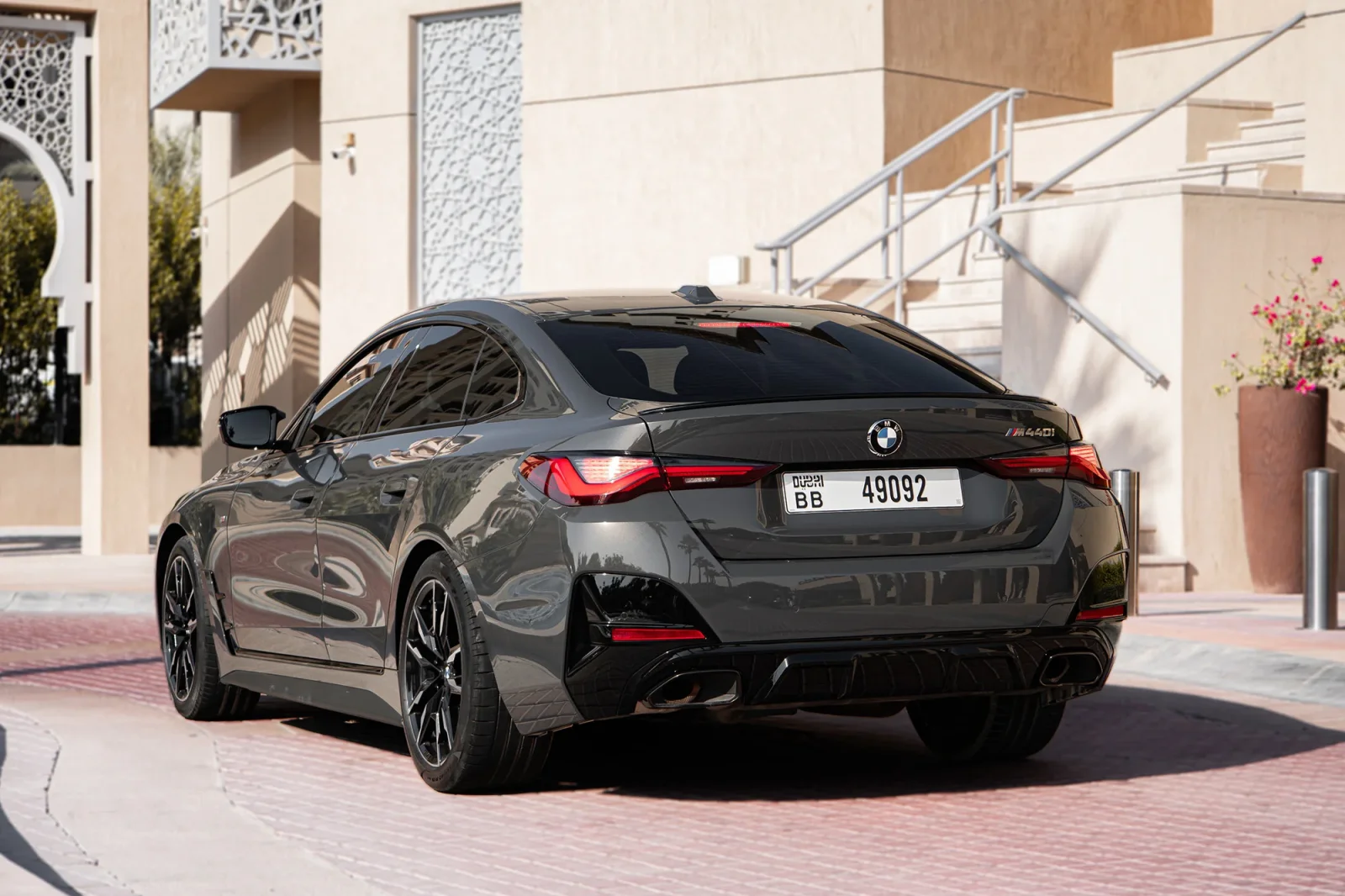 Huren BMW M4 440 Gran Coupe Grijs 2024 in Abu Dhabi - 4 