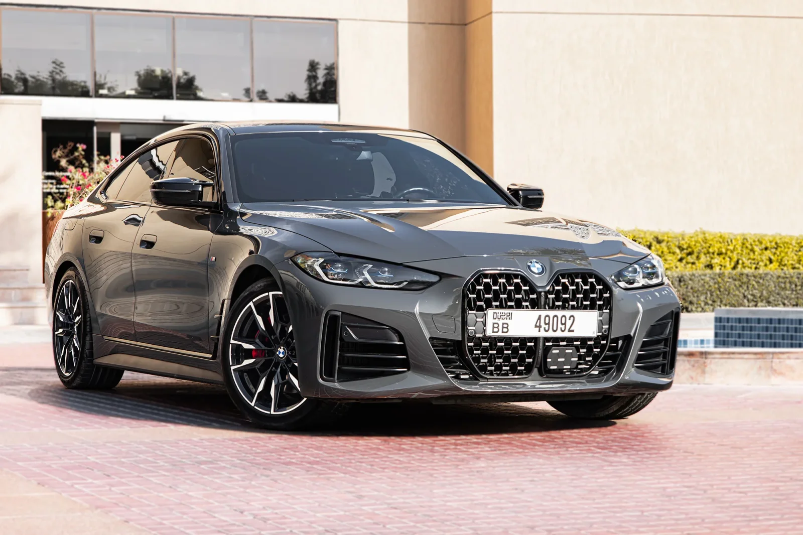 Alquiler BMW M4 440 Gran Coupe Gris 2024 en Abu Dabi - 2 