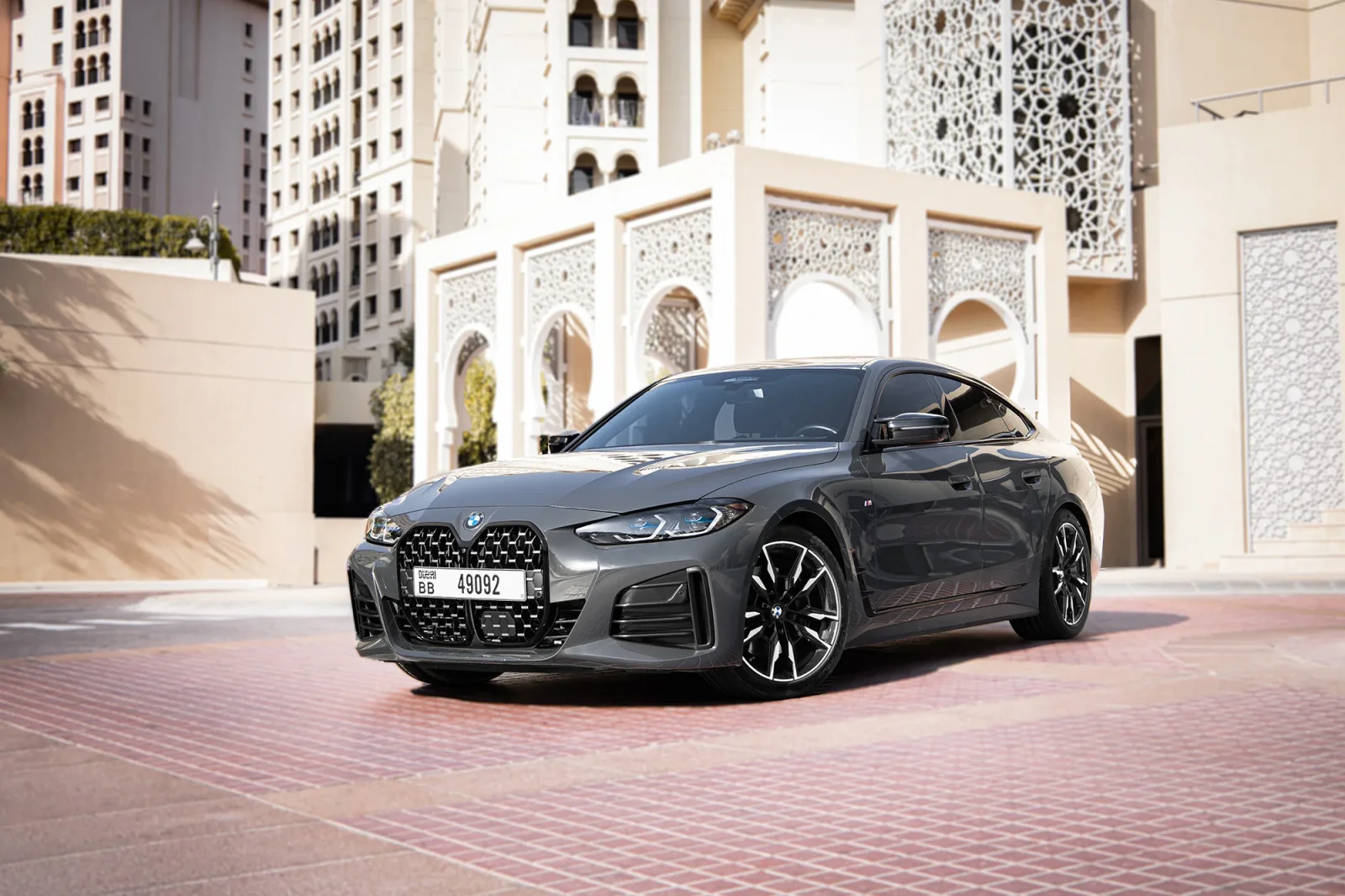 Huren BMW M4 440 Gran Coupe Grijs 2024 in Abu Dhabi