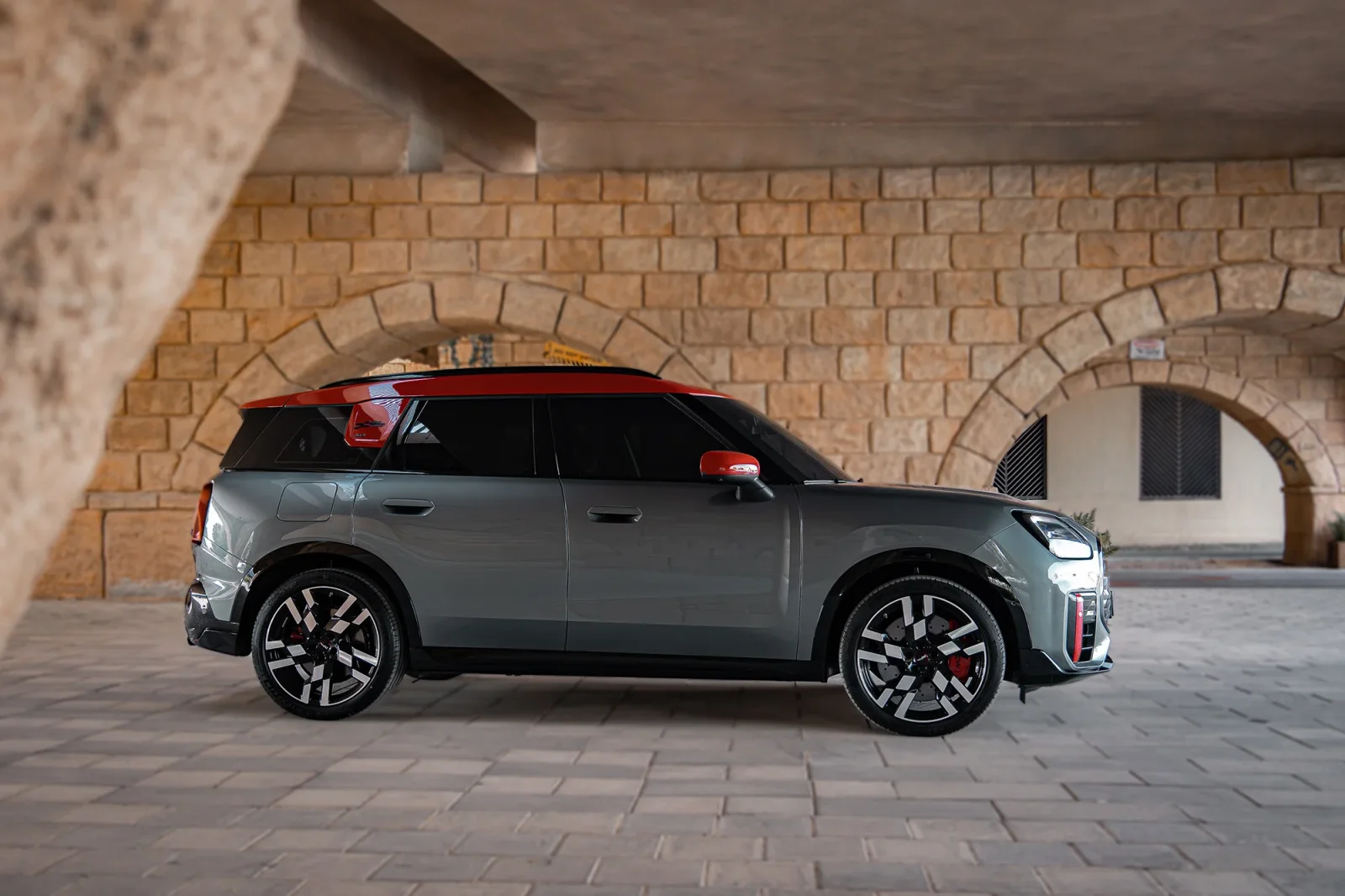 Huren Mini Countryman JCW Grijs 2024 in Abu Dhabi - 9 