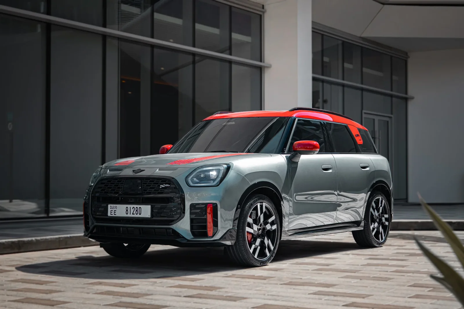 Huren Mini Countryman JCW Grijs 2024 in Abu Dhabi - 2 