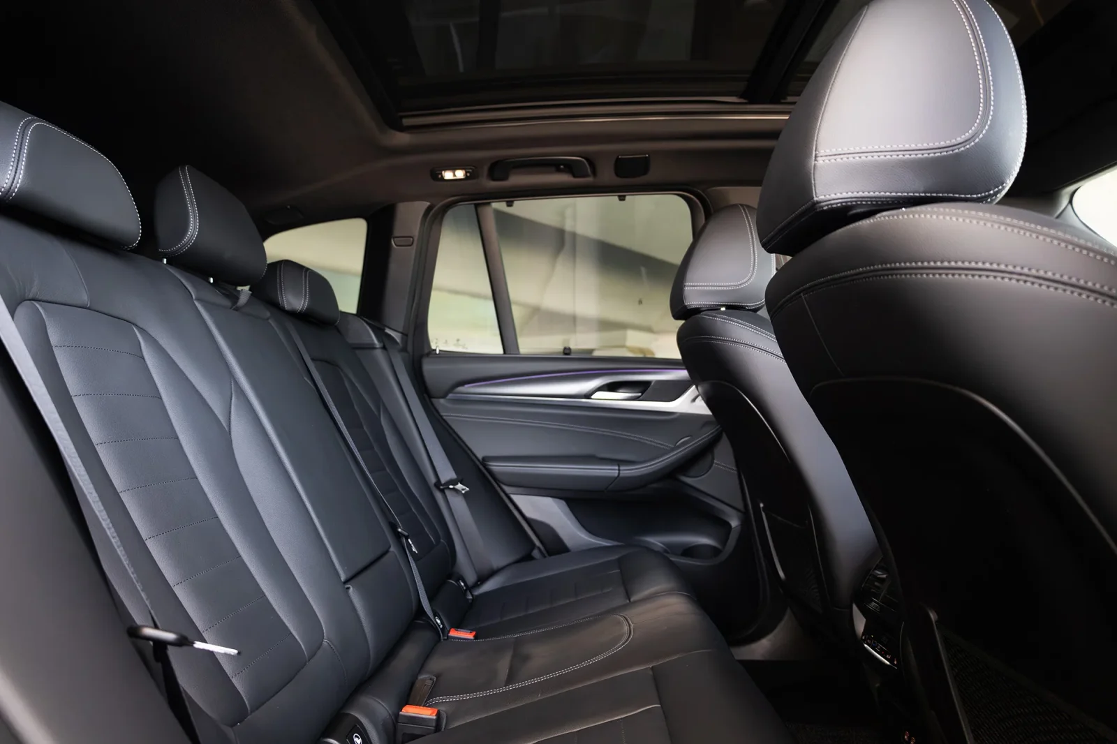 Loyer BMW X3 20i M - Sport Blanc 2022 en Abou Dabi - 13 