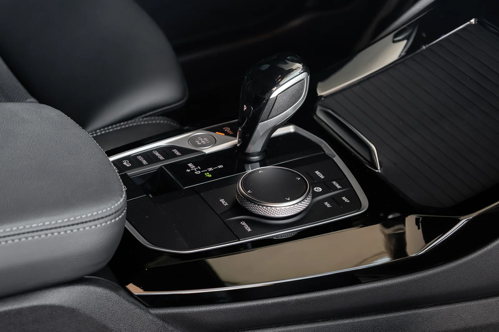 Loyer BMW X3 20i M - Sport Blanc 2022 en Abou Dabi - 6 