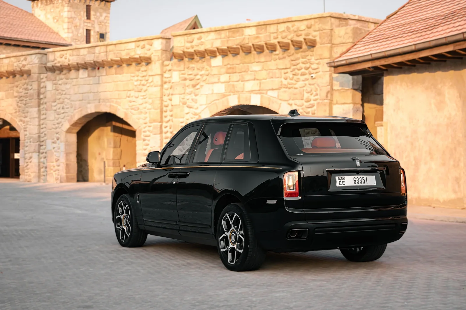 Affitto Rolls-Royce Cullinan  Nero 2022 in Abu Dhabi - 5 