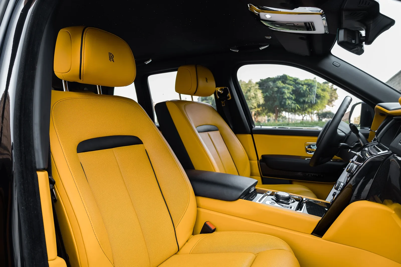 Affitto Rolls-Royce Cullinan  Nero 2022 in Abu Dhabi - 3 