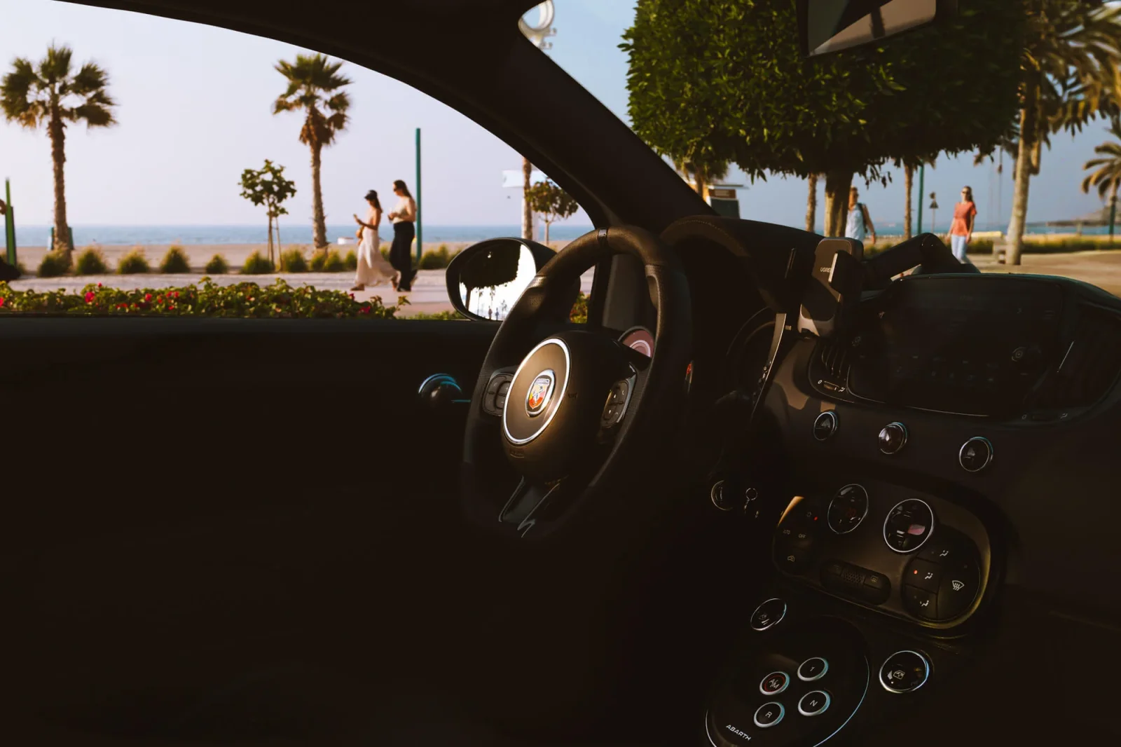 Loyer Abarth 695 Turismo Blanc 2024 en Abou Dabi - 8 