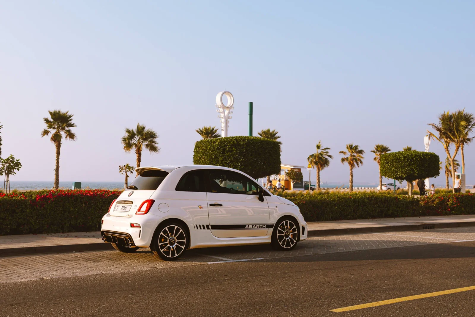 Loyer Abarth 695 Turismo Blanc 2024 en Abou Dabi - 7 