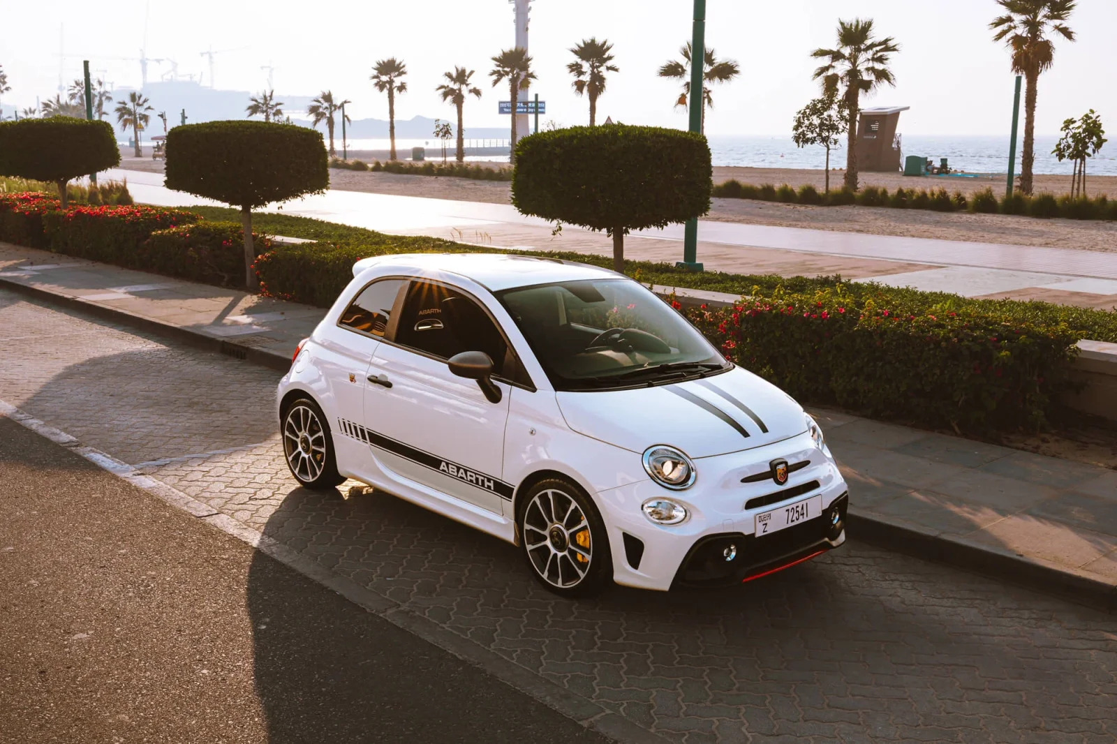 Loyer Abarth 695 Turismo Blanc 2024 en Abou Dabi - 9 