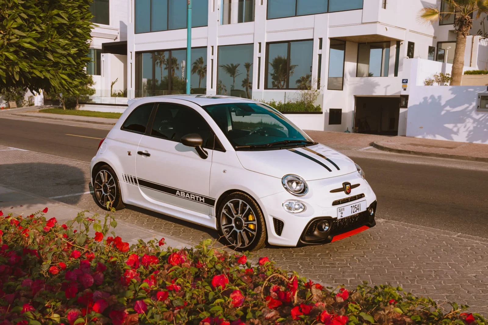 Loyer Abarth 695 Turismo Blanc 2024 en Abou Dabi - 2 
