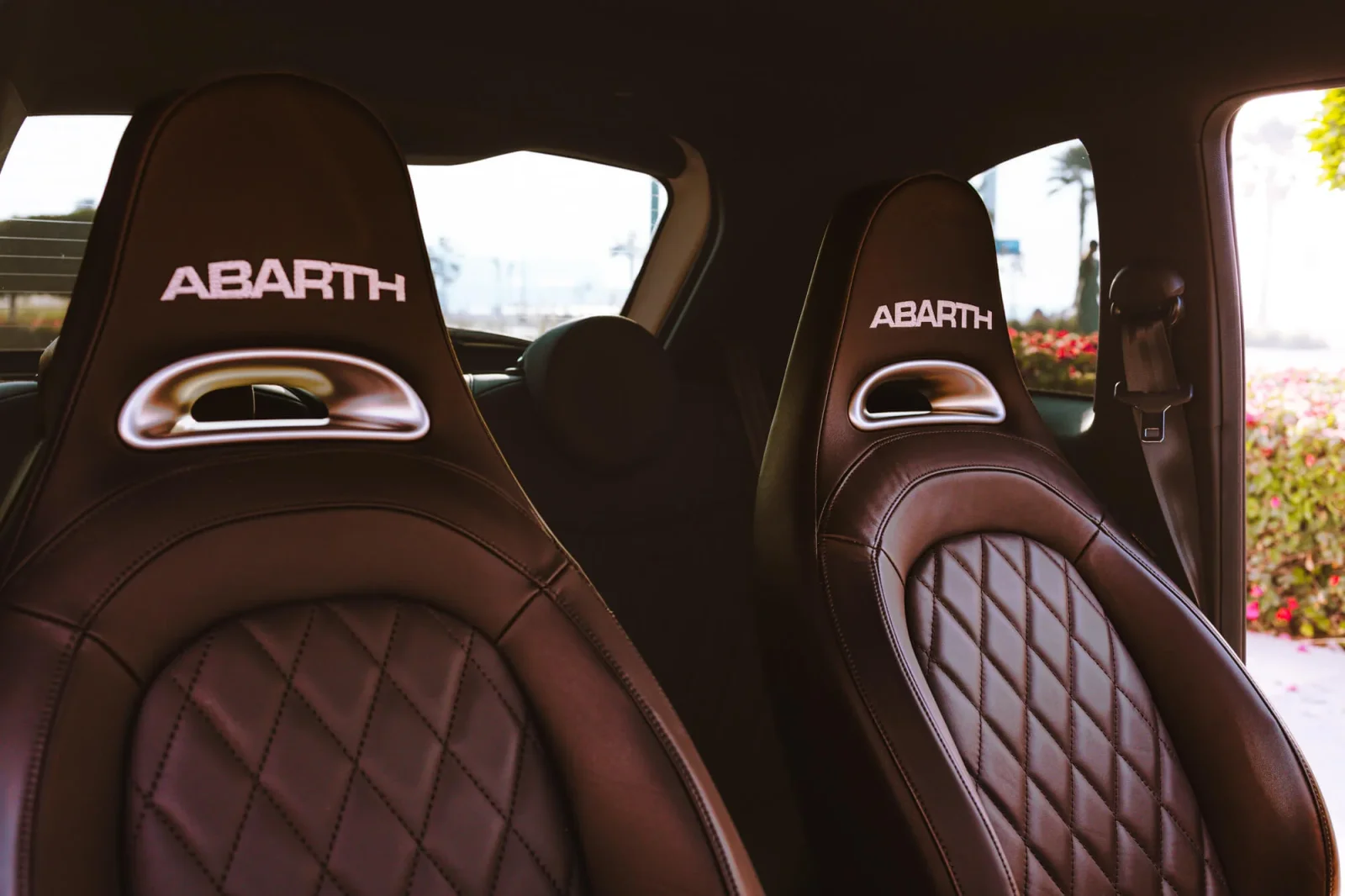 Loyer Abarth 695 Turismo Blanc 2024 en Abou Dabi - 5 