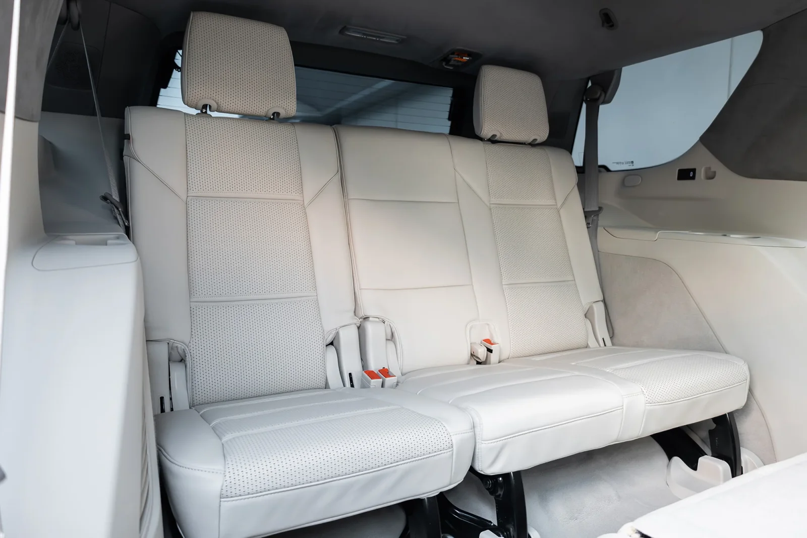 Miete Cadillac Escalade  Schwarz 2023 in der Abu Dhabi - 4 