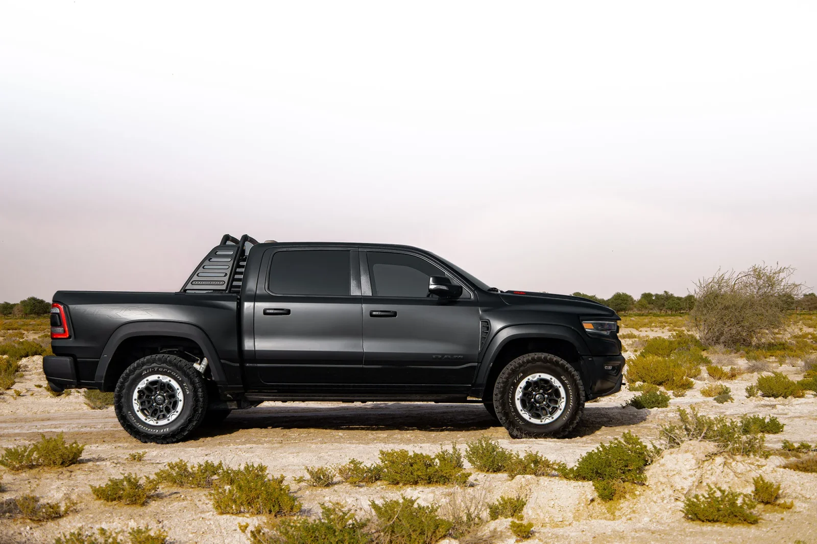 Huren Dodge Ram TRX  Zwart 2021 in Abu Dhabi - 11 