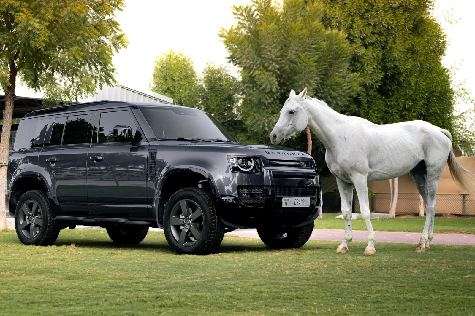 Loyer Land Rover Defender  Gris 2024 en Abou Dabi - 2 