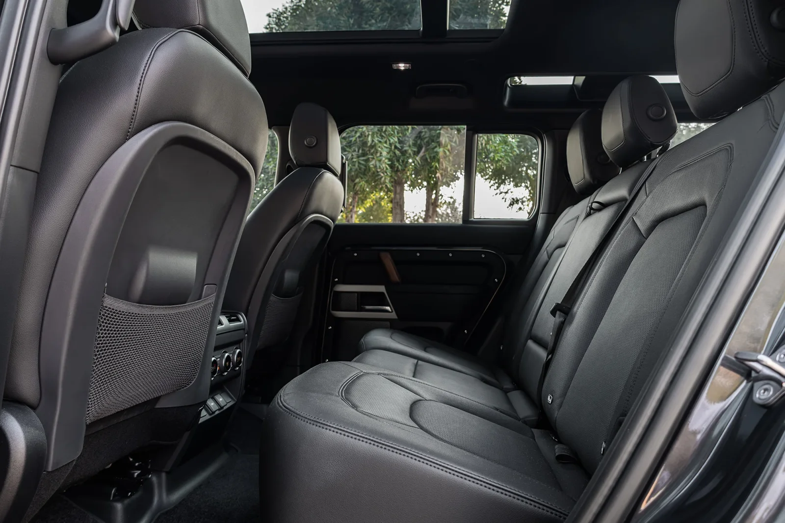 Loyer Land Rover Defender  Gris 2024 en Abou Dabi - 11 