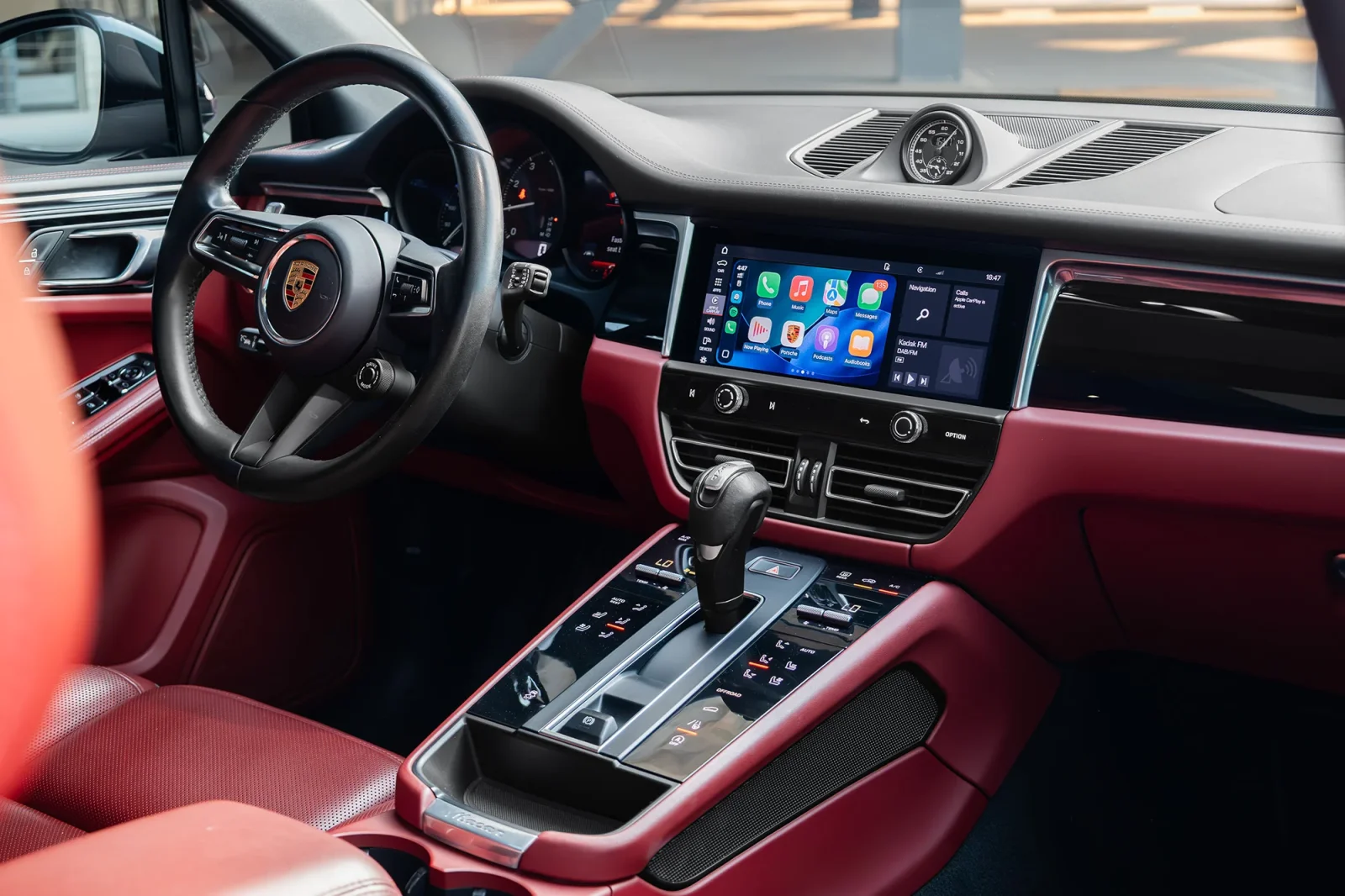 Huren Porsche Macan  Zwart 2023 in Abu Dhabi - 2 