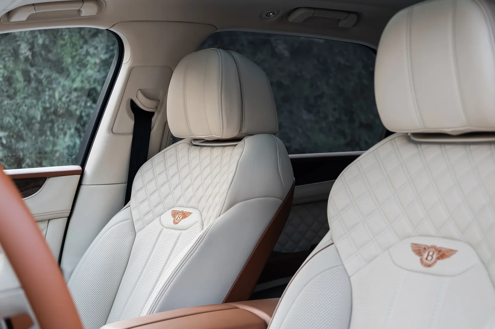 Loyer Bentley Bentayga  Rouge 2022 en Abou Dabi - 5 