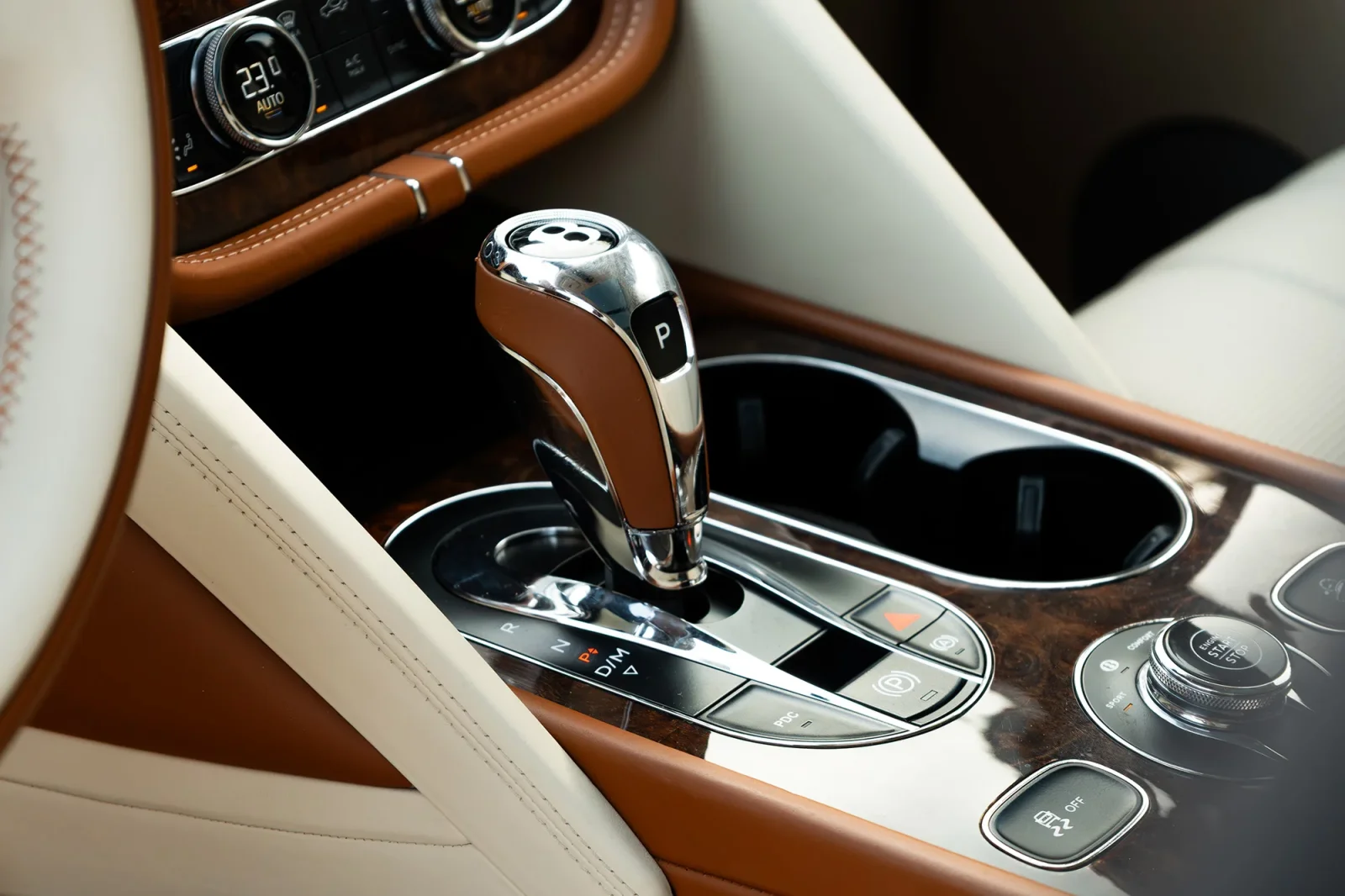 Loyer Bentley Bentayga  Rouge 2022 en Abou Dabi - 10 