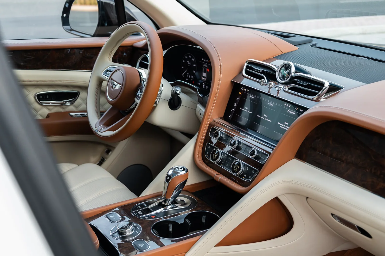 Loyer Bentley Bentayga  Rouge 2022 en Abou Dabi - 3 