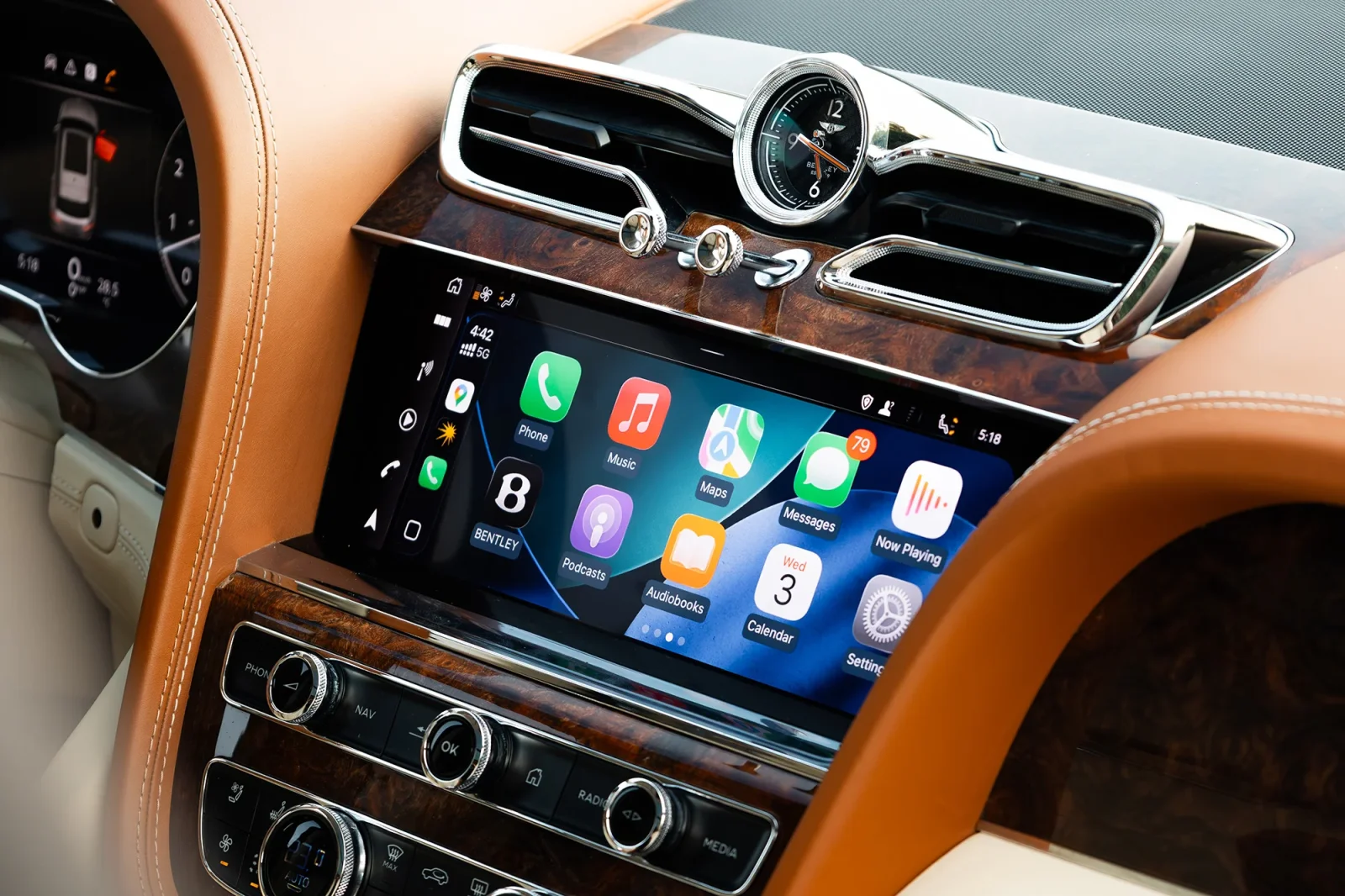 Loyer Bentley Bentayga  Rouge 2022 en Abou Dabi - 11 