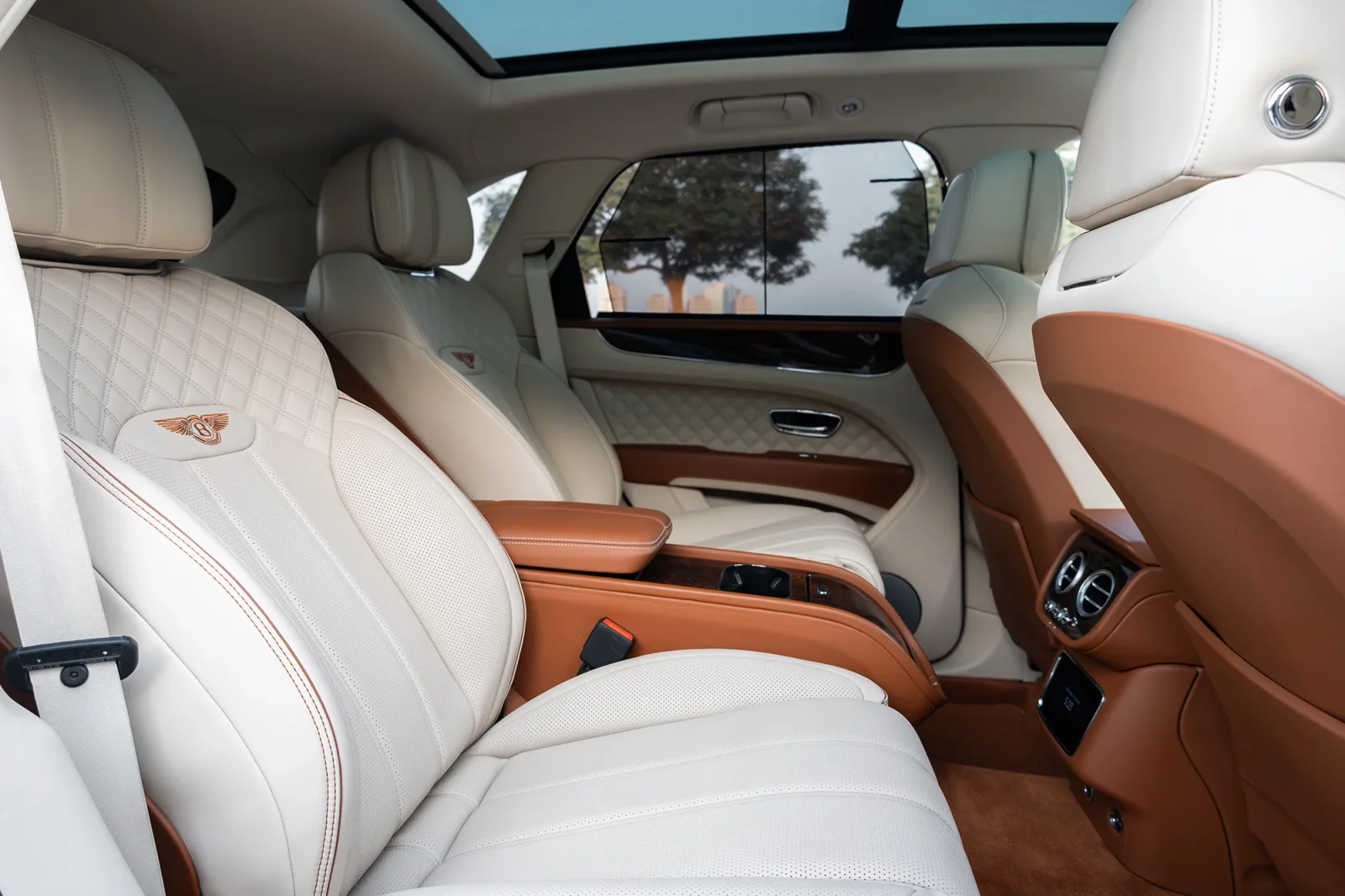 Kiralık Bentley Bentayga  Kırmızı 2022 içinde Abu Dhabi - 4 