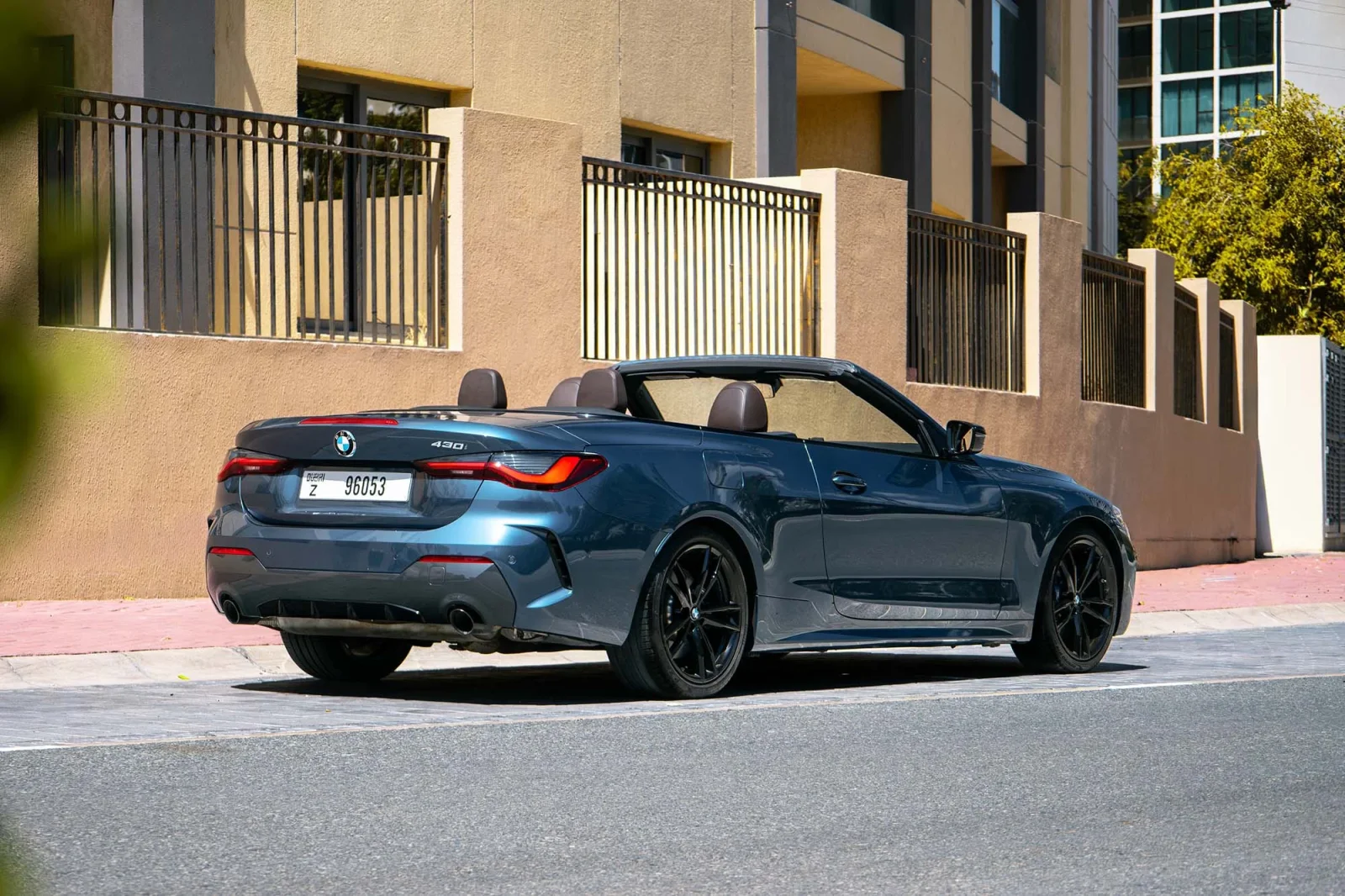 Huren BMW 4-Series 430 Blauw 2023 in Abu Dhabi - 6 