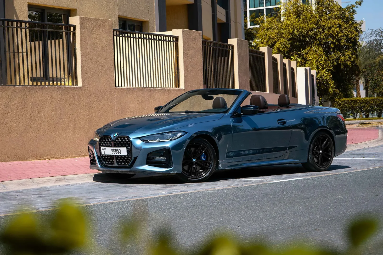 Huren BMW 4-Series 430 Blauw 2023 in Abu Dhabi - 2 