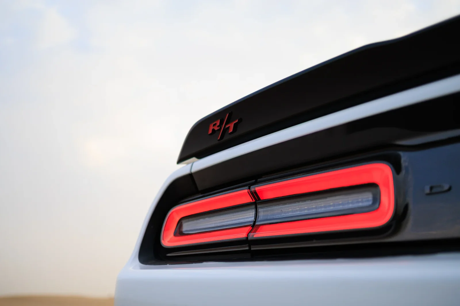 Loyer Dodge Challenger R/T Blanc 2022 en Abou Dabi - 12 