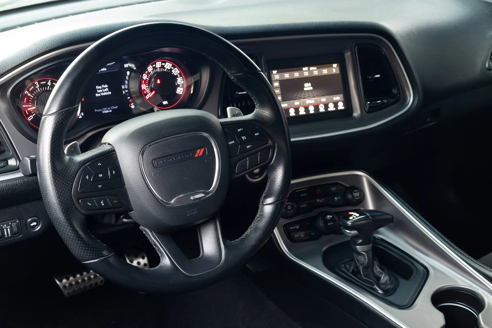 Аренда Dodge Challenger R/T Белый 2022 в Абу-Даби - 2 