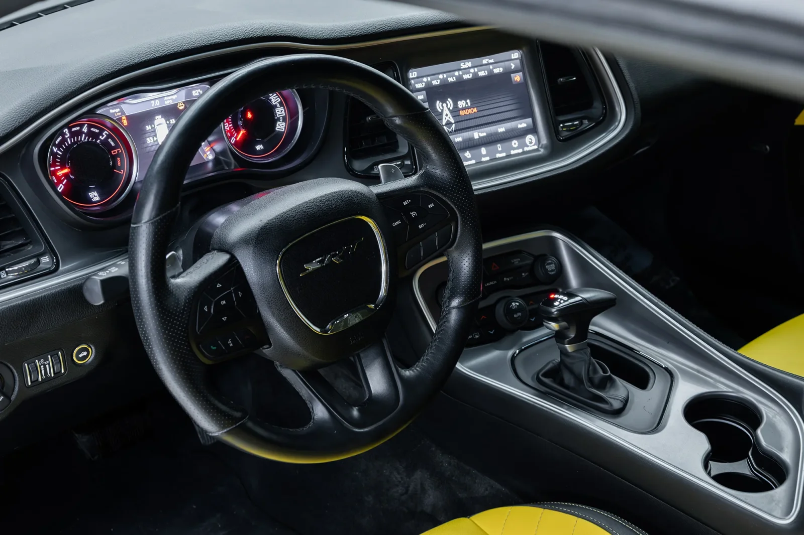 Аренда Dodge Challenger R/T Scat Pack Желтый 2022 в Абу-Даби - 2 