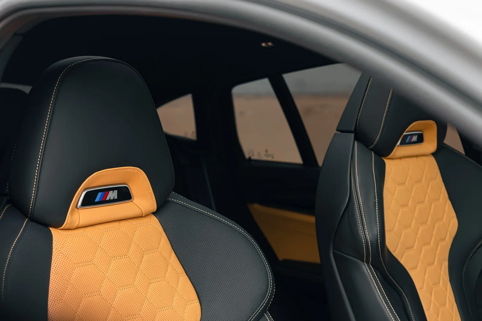 Huren BMW X4 M Competition Grijs 2022 in Abu Dhabi - 8 