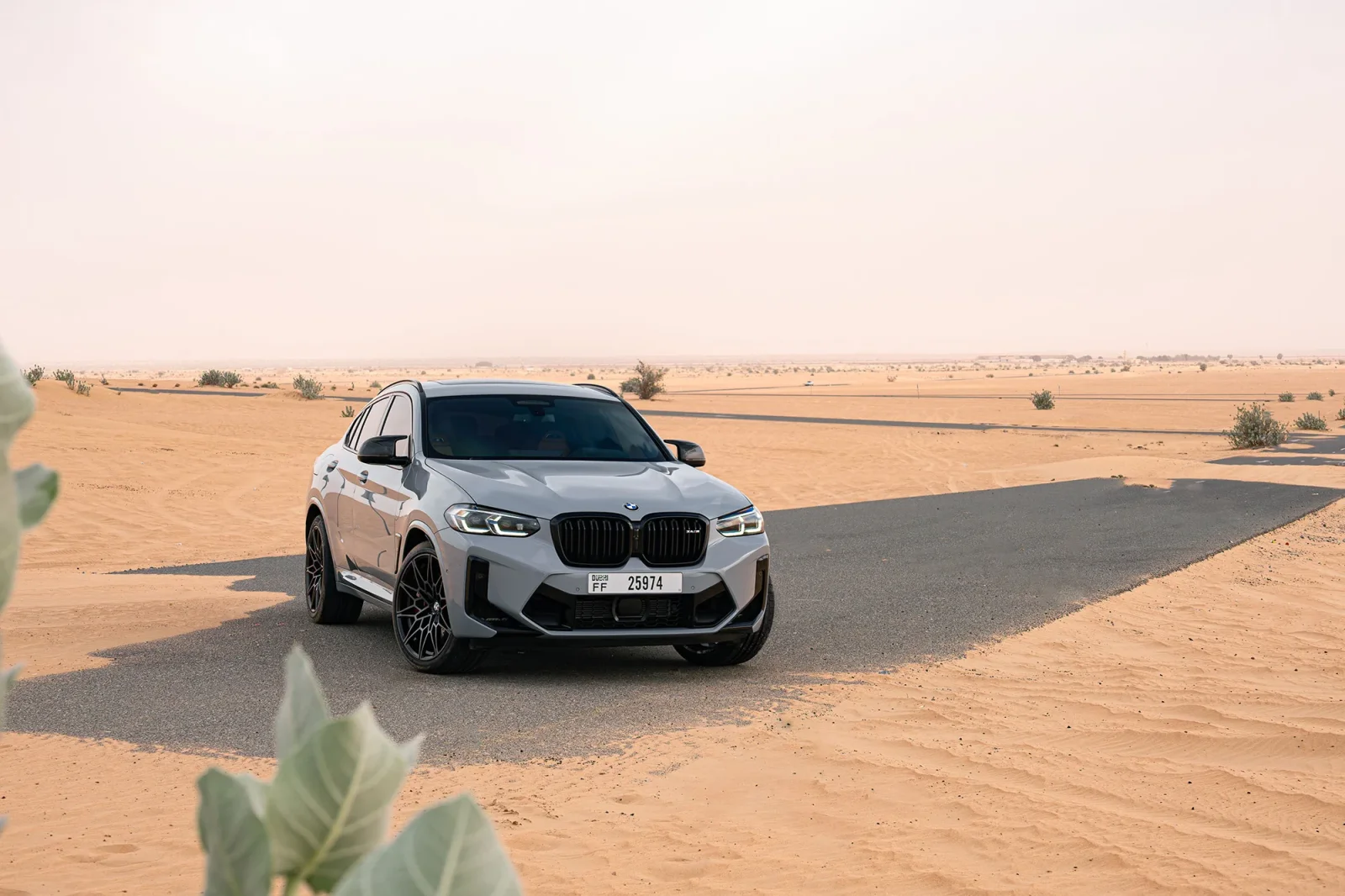 Huren BMW X4 M Competition Grijs 2022 in Abu Dhabi - 2 