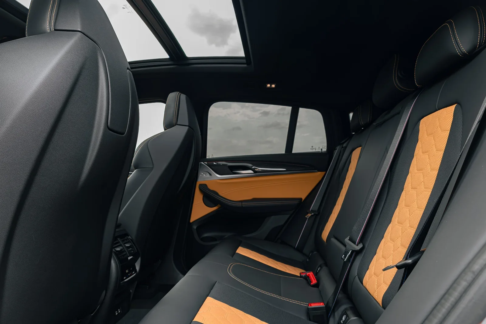 Huren BMW X4 M Competition Grijs 2022 in Abu Dhabi - 9 