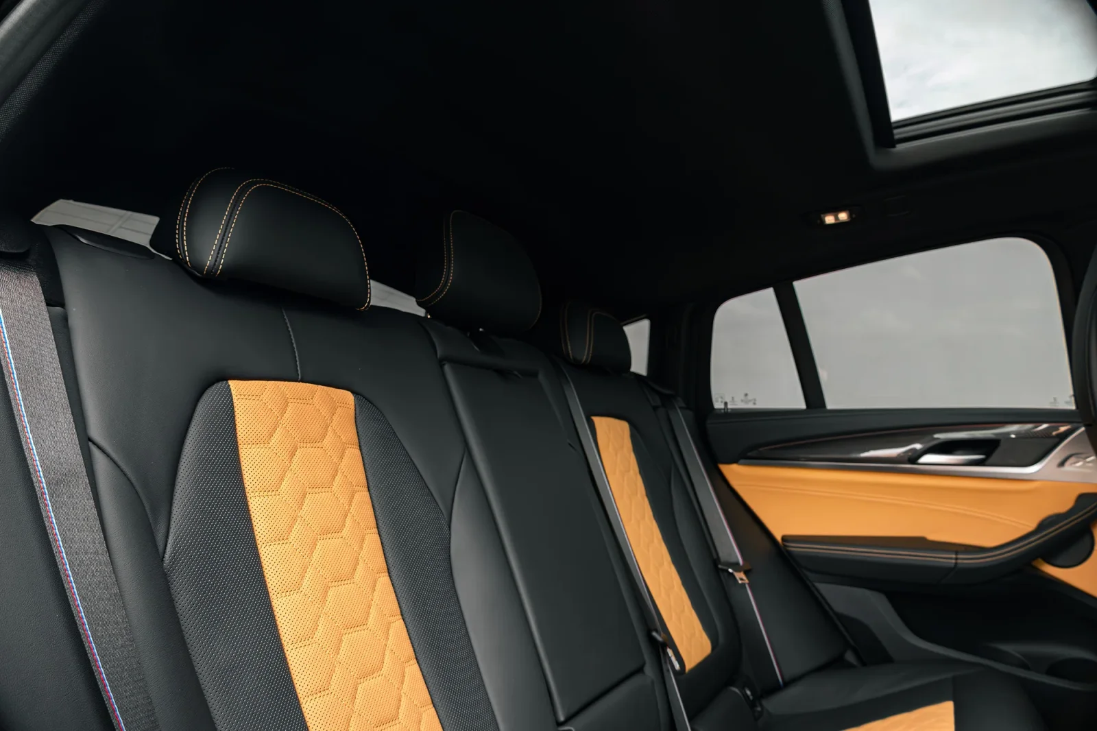 Huren BMW X4 M Competition Grijs 2022 in Abu Dhabi - 7 