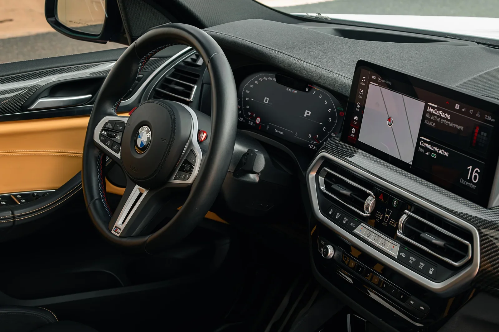 Huren BMW X4 M Competition Grijs 2022 in Abu Dhabi - 3 