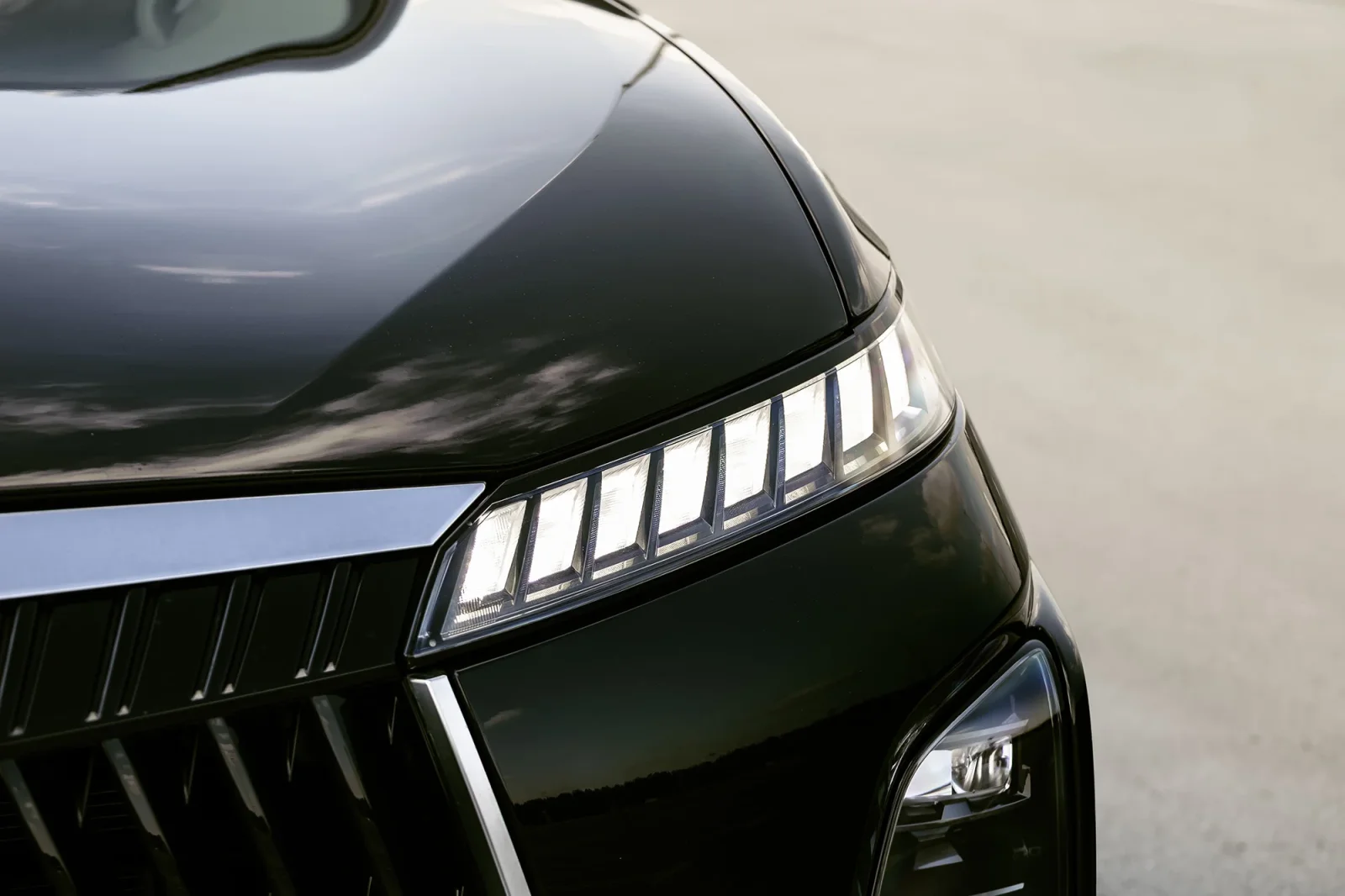 Rent Infiniti QX80  Black 2025 in Abu Dhabi - 13 