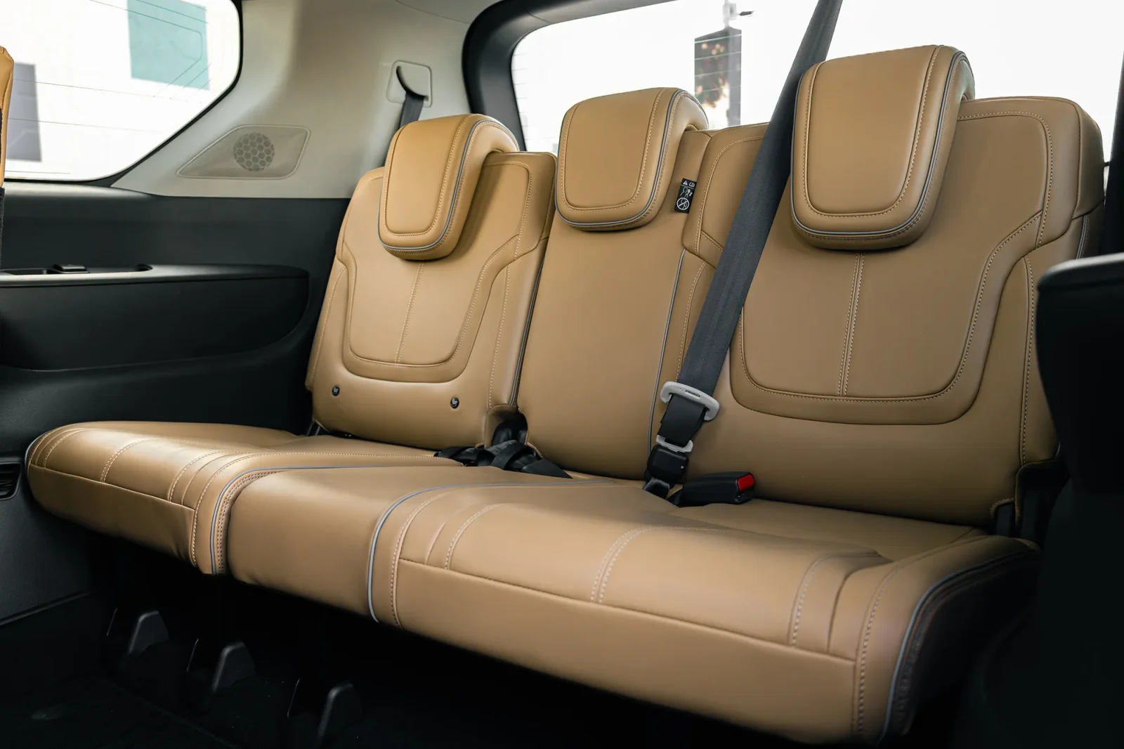 Rent Infiniti QX80  Black 2025 in Abu Dhabi - 8 